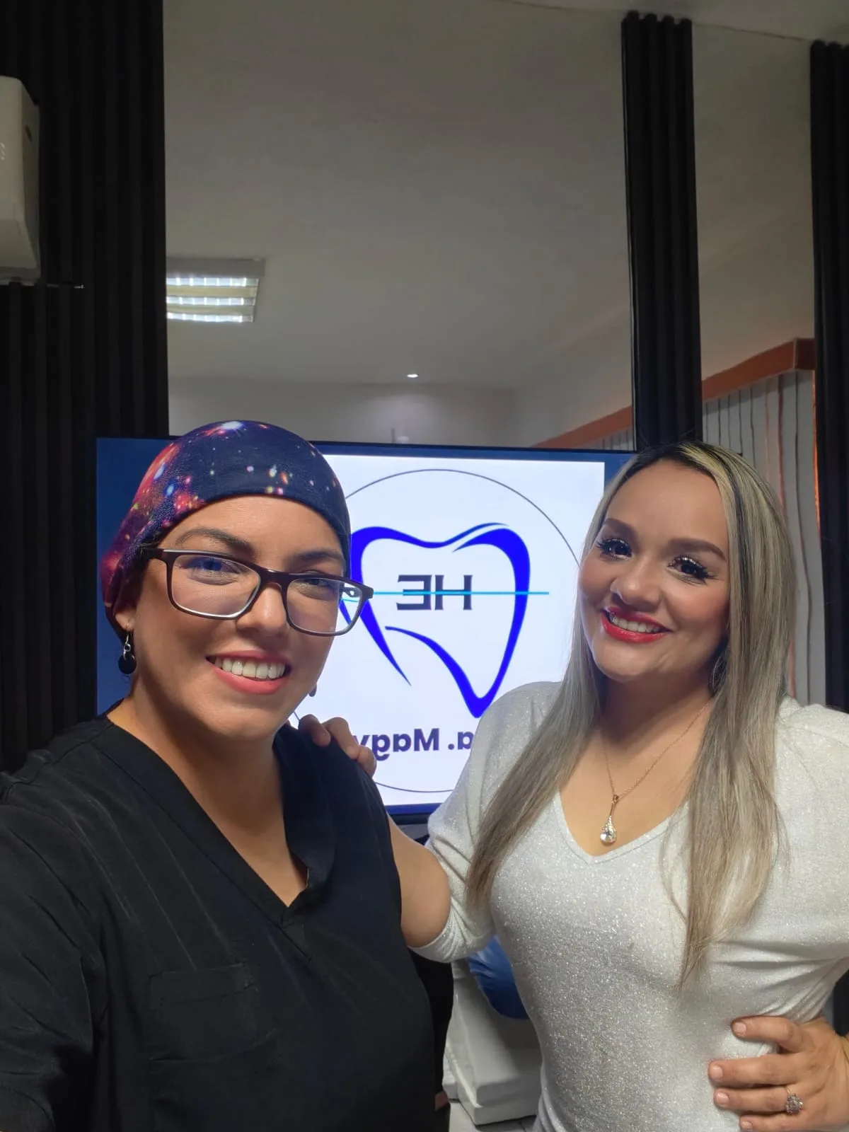 Dra. Magy con una paciente en su consultorio