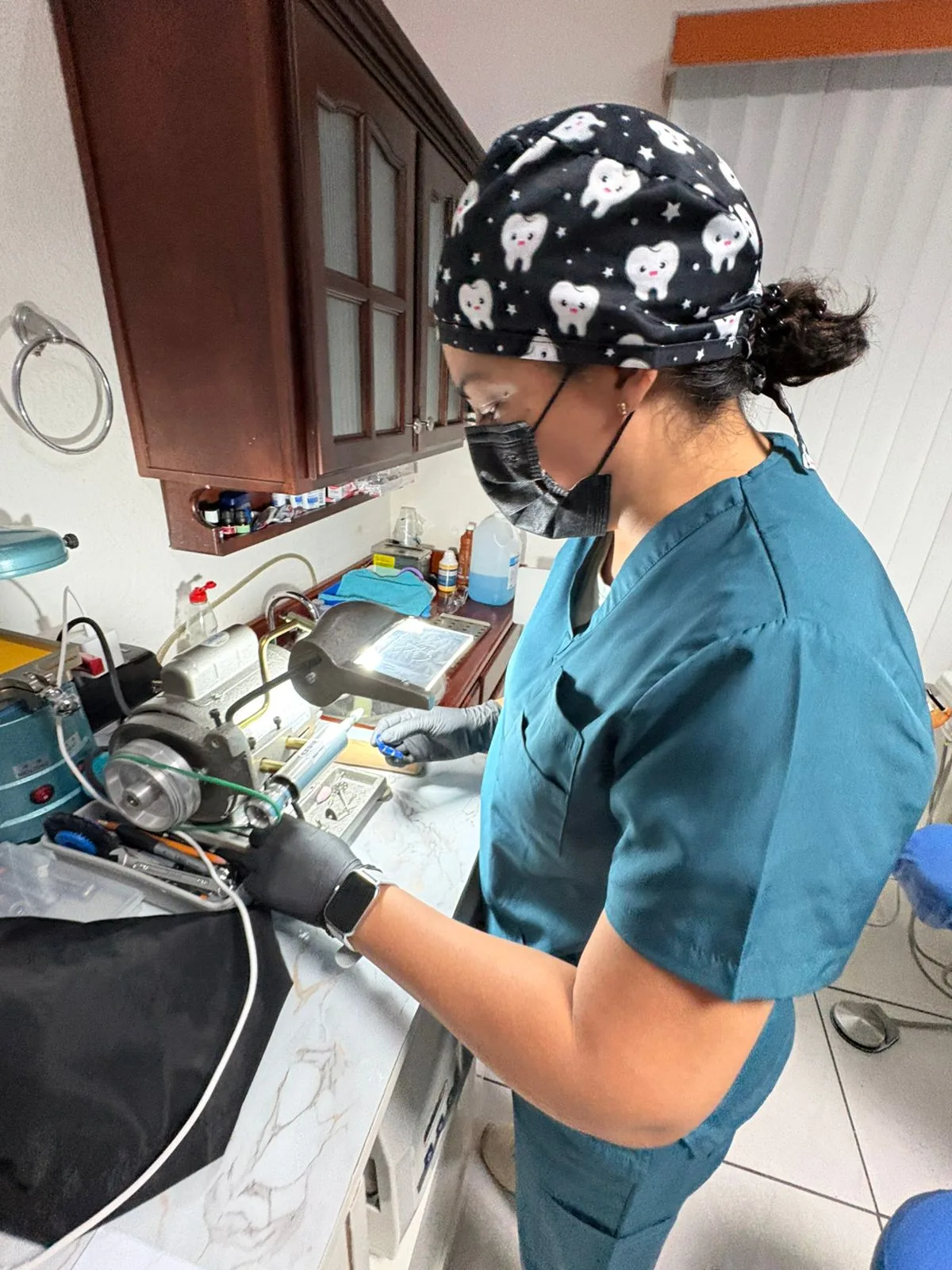 Dra. Magy atendiendo